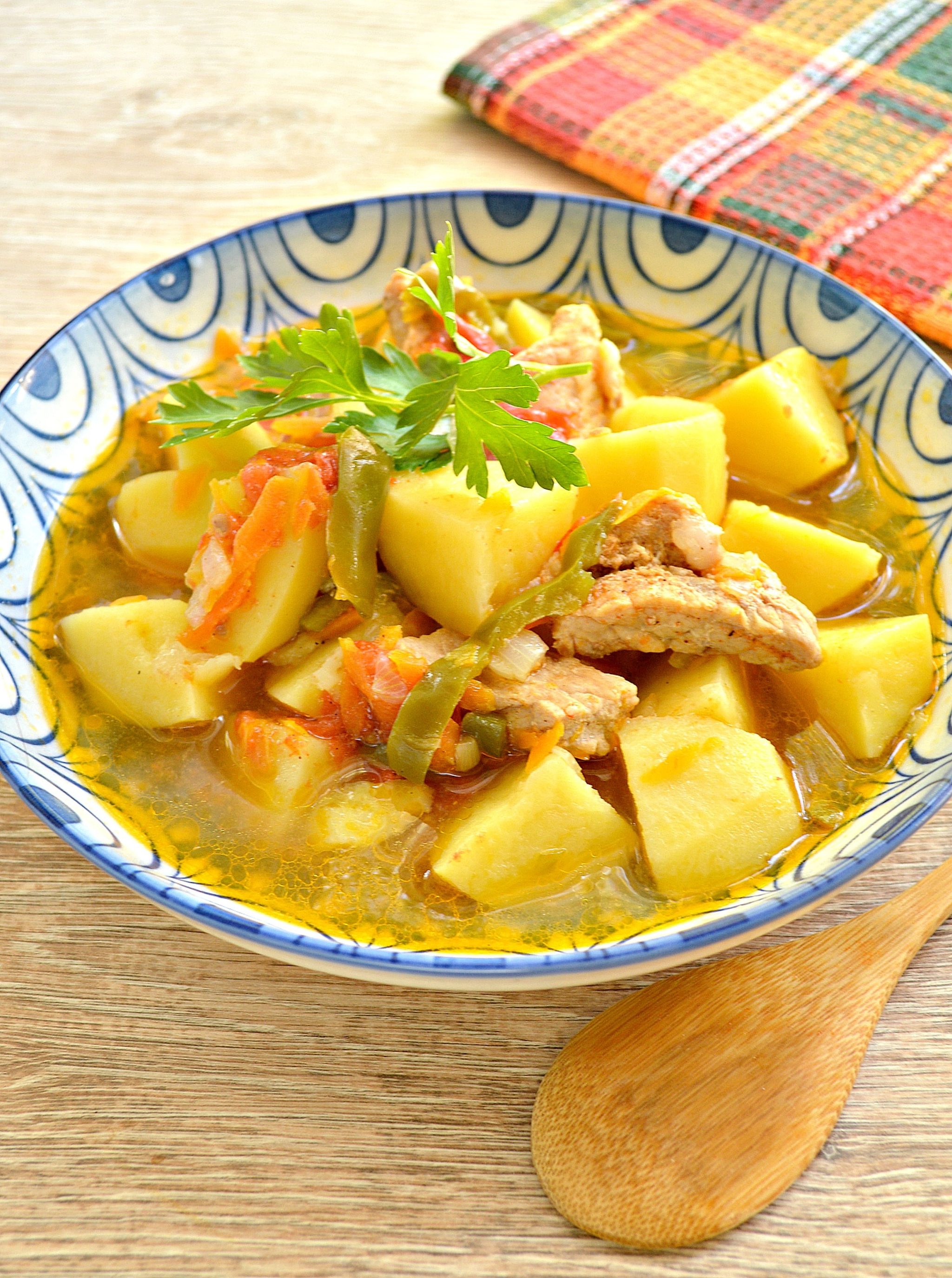 Сложный гарнир с картофелем с стручковой. Тушеная картошка с мясом и перцем болгарским. Тушёная картошка с мясом. Гуляш с картофелем. Тушеная говядина с картошкой.