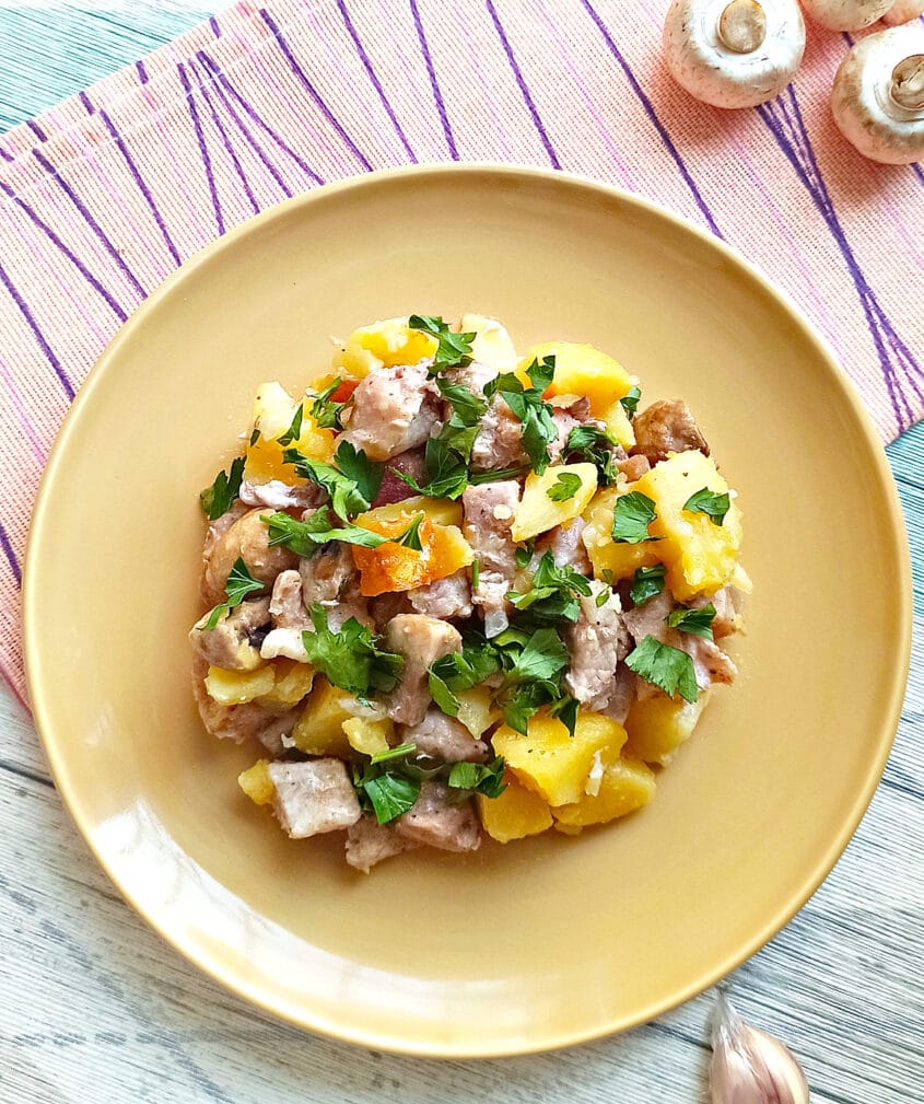 Свинина с шампиньонами и картофелем в мультиварке