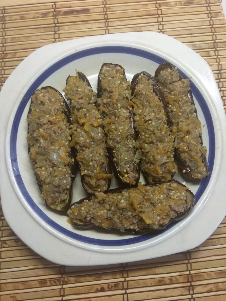 Запеченные баклажаны, фаршированные сардинами