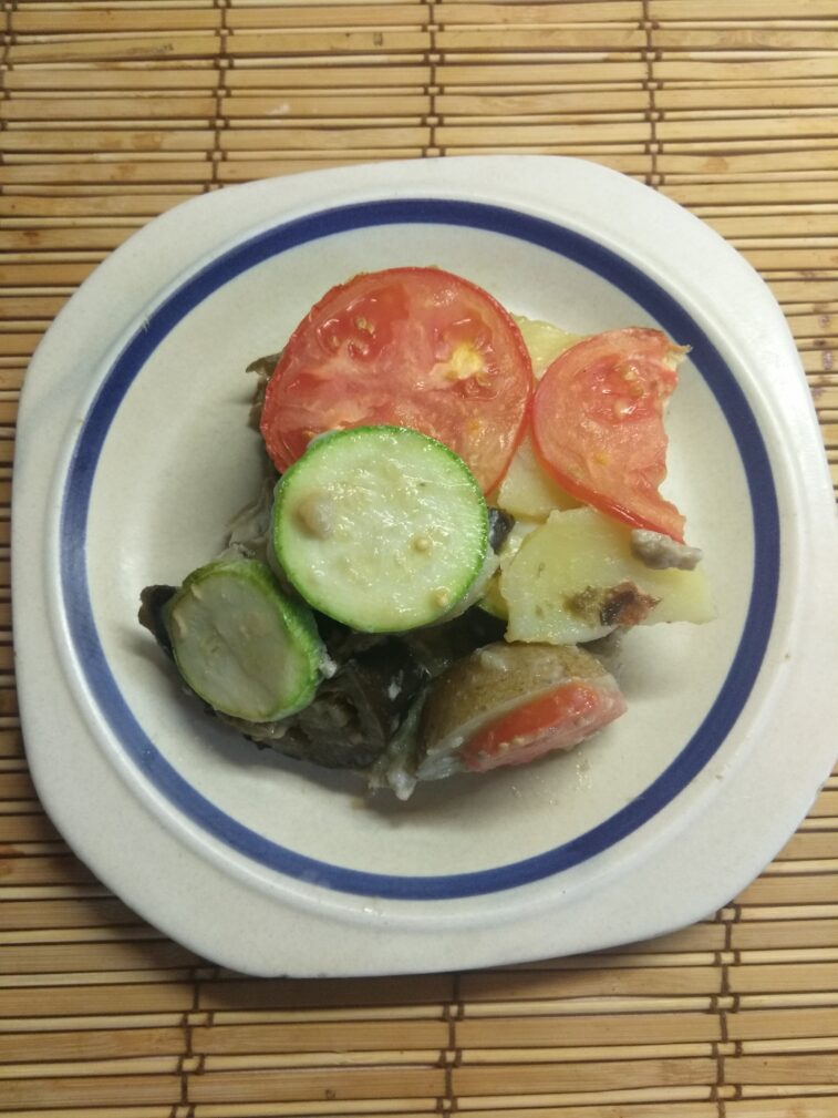 Яичная запеканка с баклажанами, кабачками, помидорами и картофелем