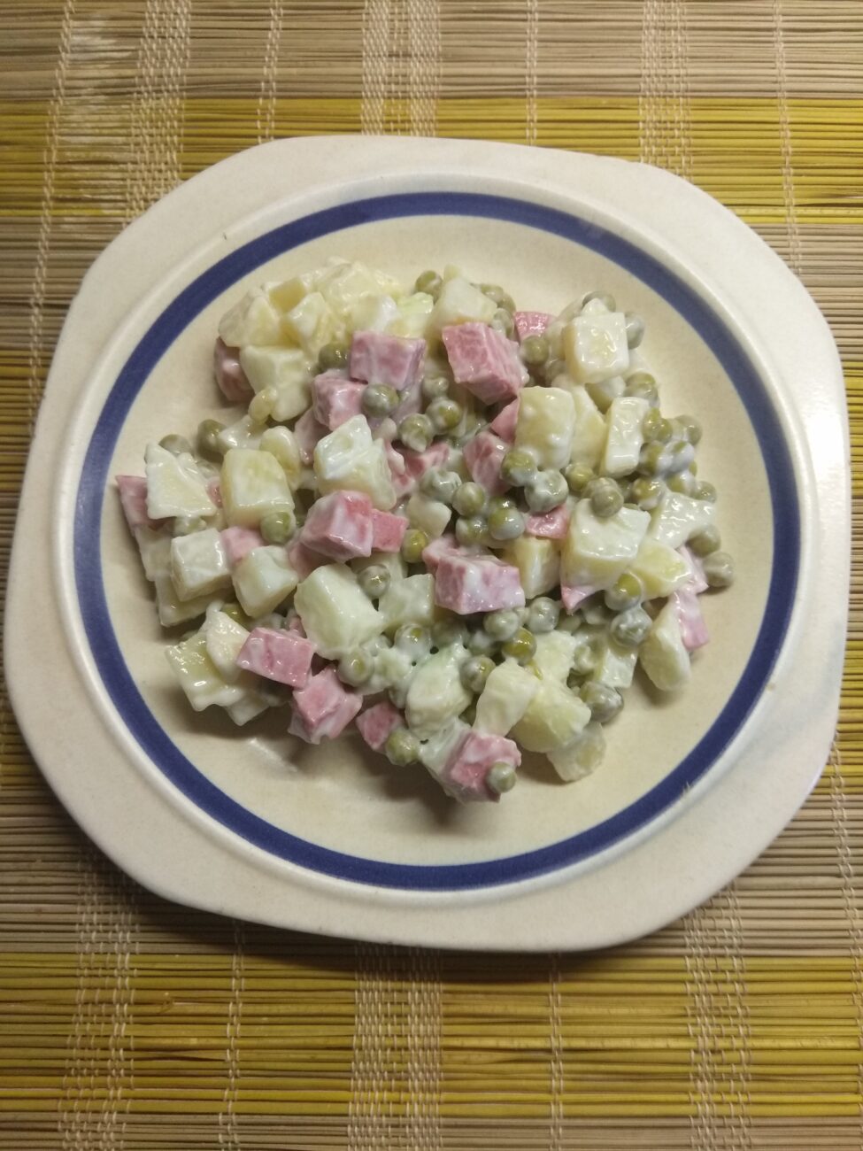 Салат с картофелем, салями, яблоком и горошком