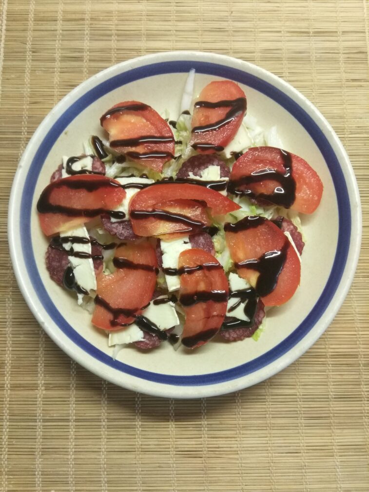 Салат с капустой, салями, помидорами и сыром бри