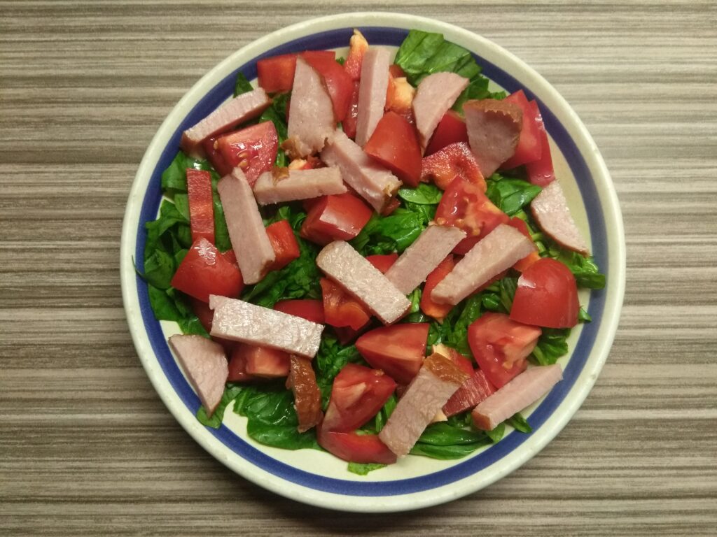 Фото рецепта - Салат со шпинатом, перцем, помидорами и балыком - шаг 4