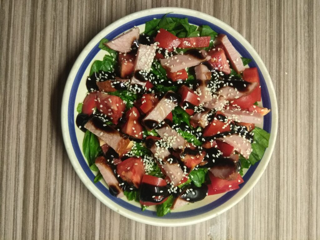 Салат со шпинатом, перцем, помидорами и балыком
