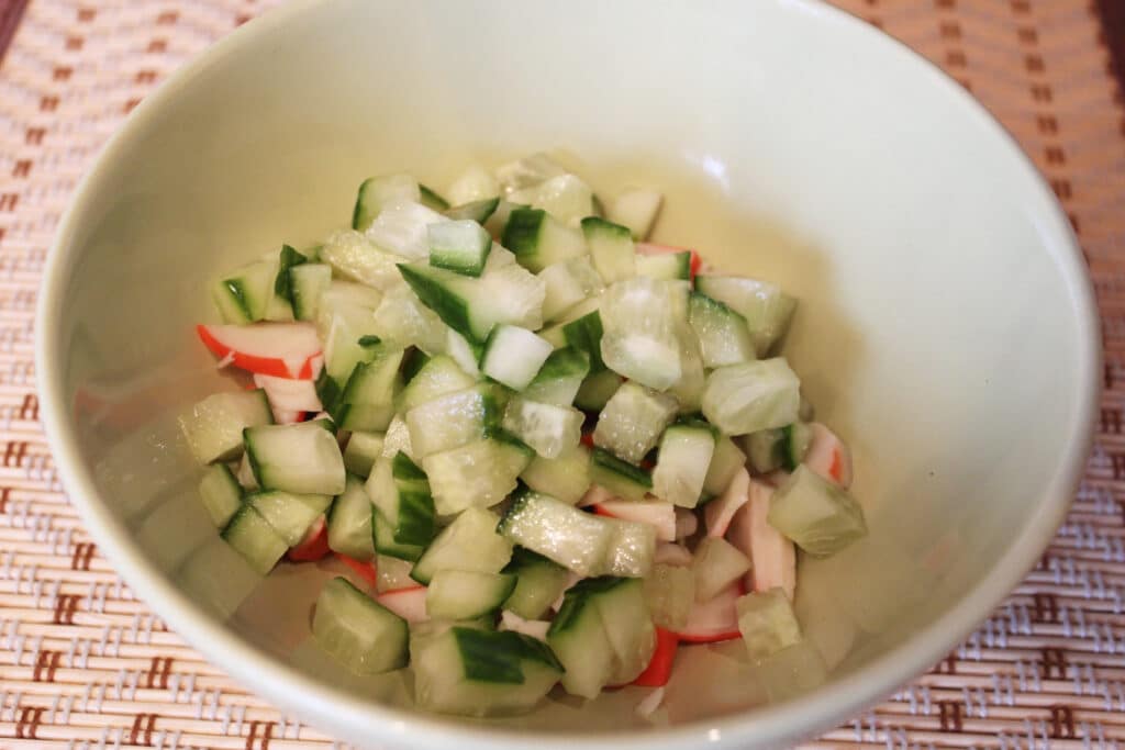 Фото рецепта - Салат с крабовым мясом и кукурузой - шаг 3