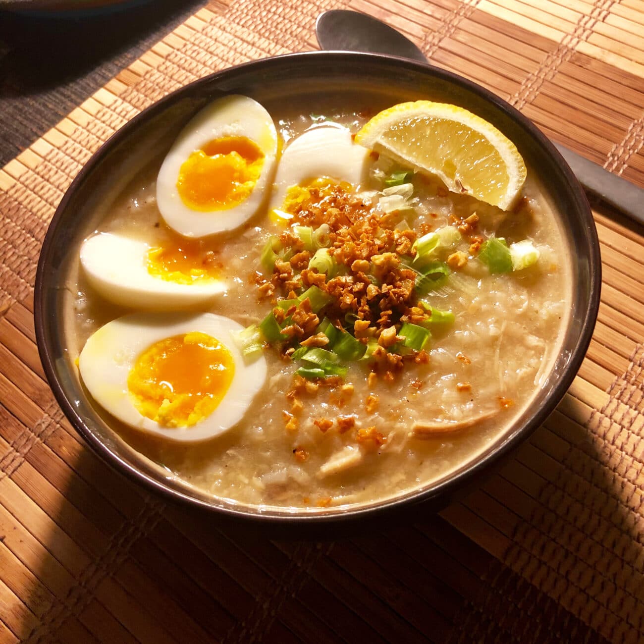 Густой рисовый суп, сваренный на куриных крылышках