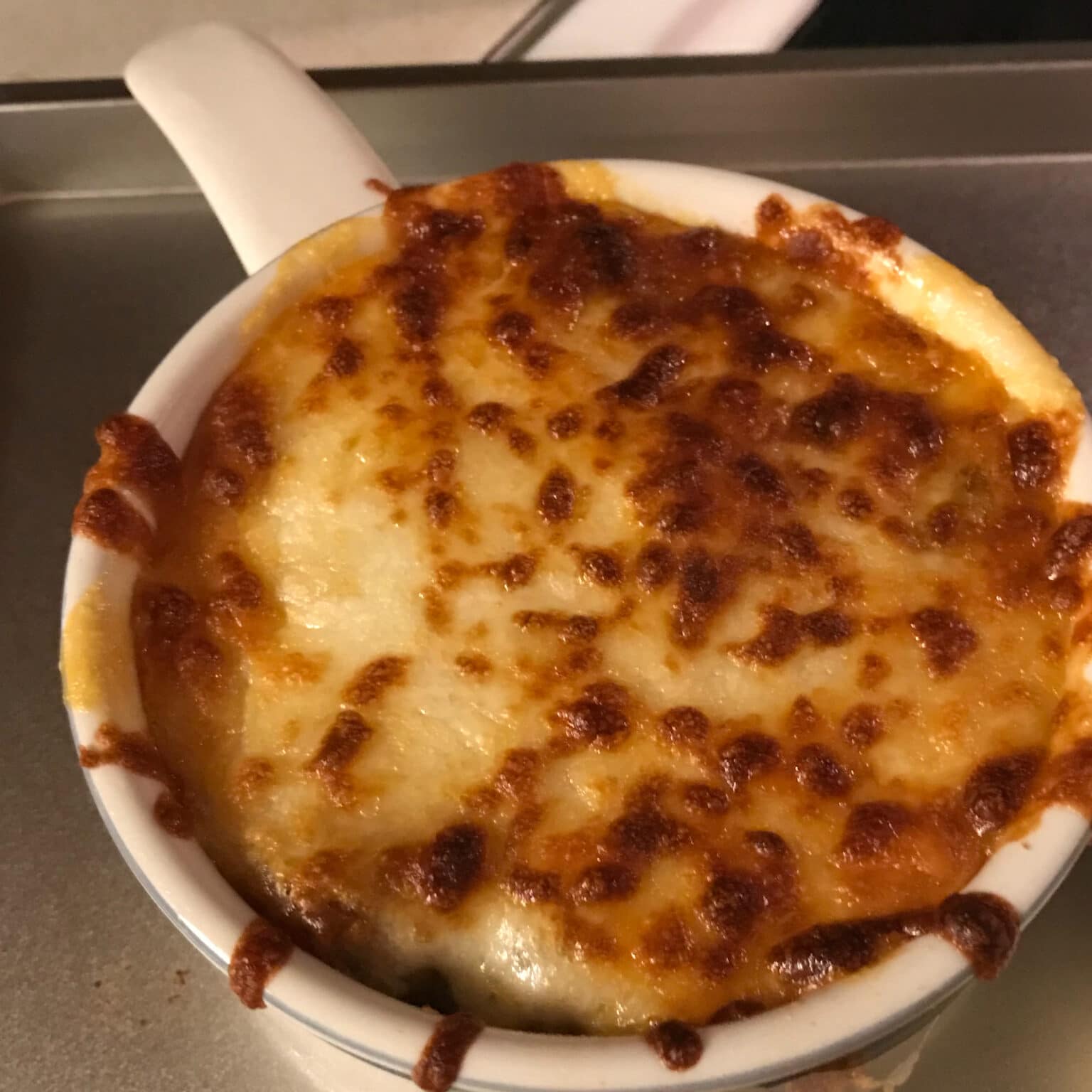 Луковый суп с сырной гренкой