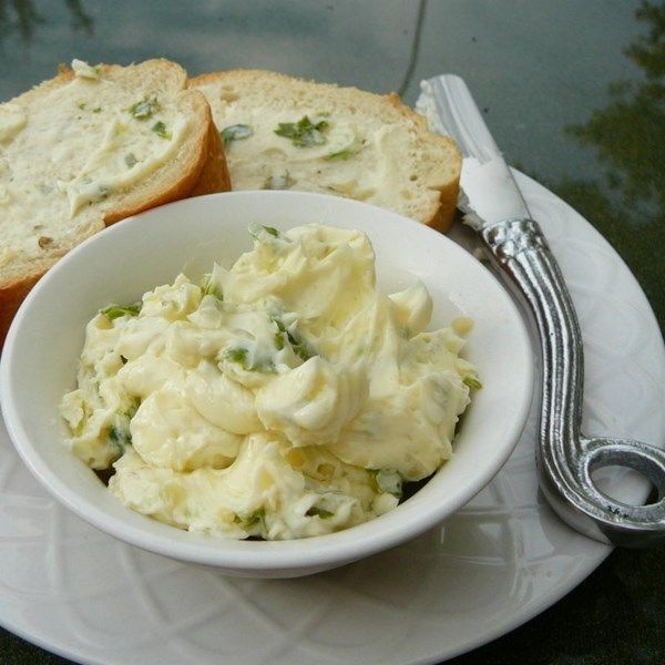 Сырное масло с чесноком и базиликом