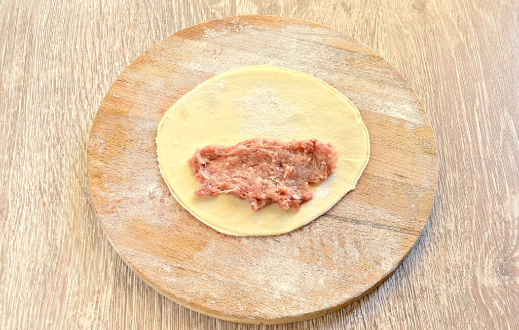 Фото рецепта - Чебуреки с мясом в духовке - шаг 3