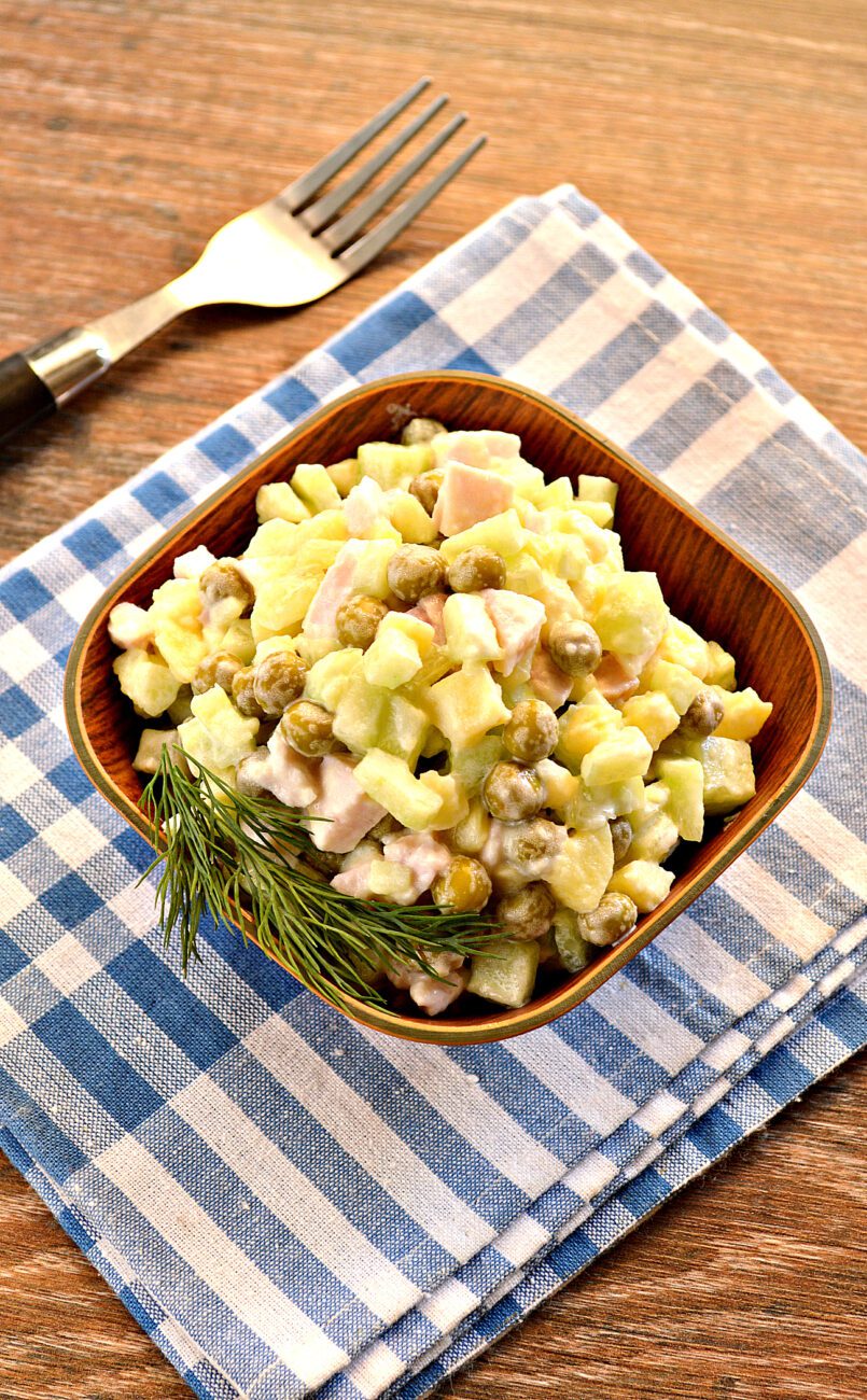 Салат с копченой курицей и зеленым горошком