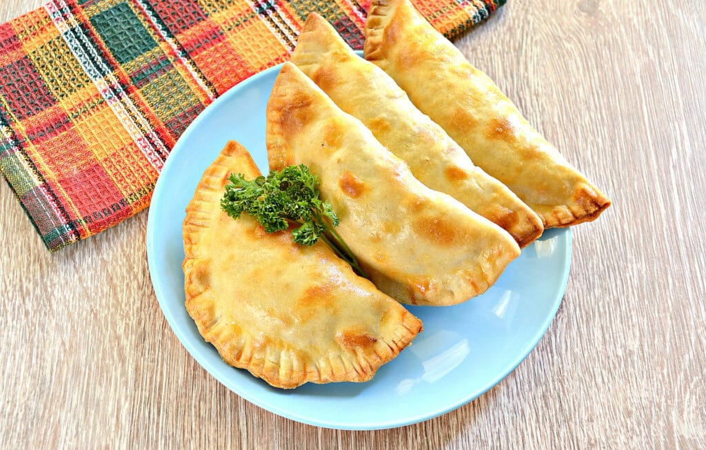 Фото рецепта - Чебуреки с мясом в духовке - шаг 7