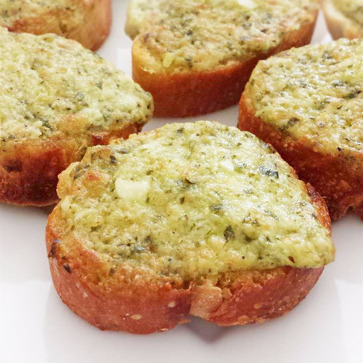 Брускетты с чесноком, песто и сыром