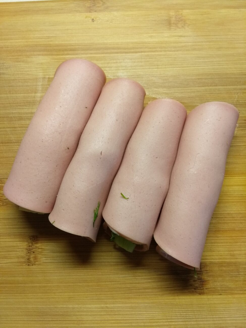 Закусочные рулеты из вареной колбасы с огурцами
