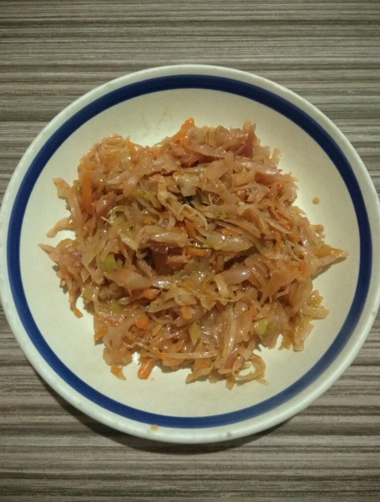 Капуста, тушенная со сливами в духовке