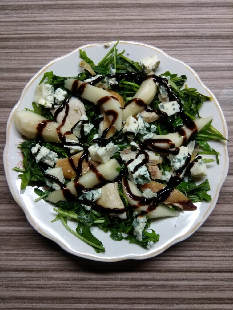 Салат с рукколой, курицей, грушей и голубым сыром