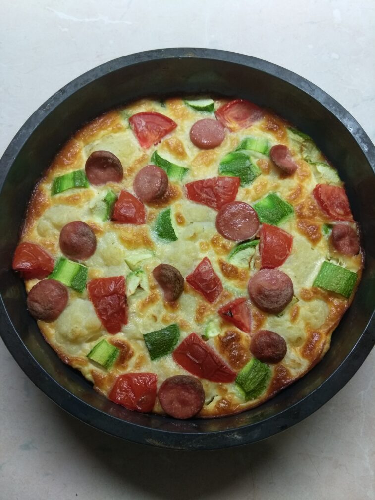 Яичная запеканка с цветной капустой, кабачками, помидорами и сосисками