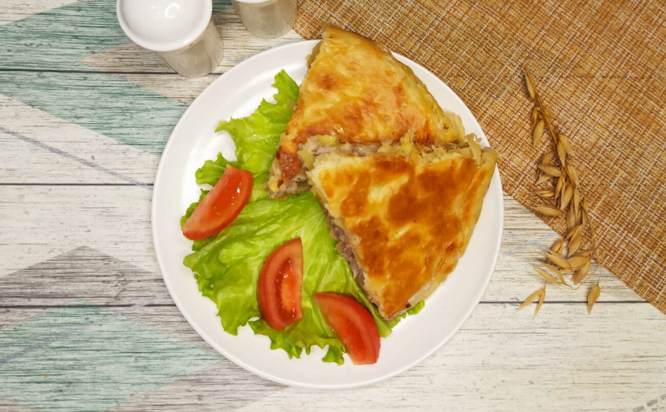 Пирог из слоеного теста с картофелем и фаршем в