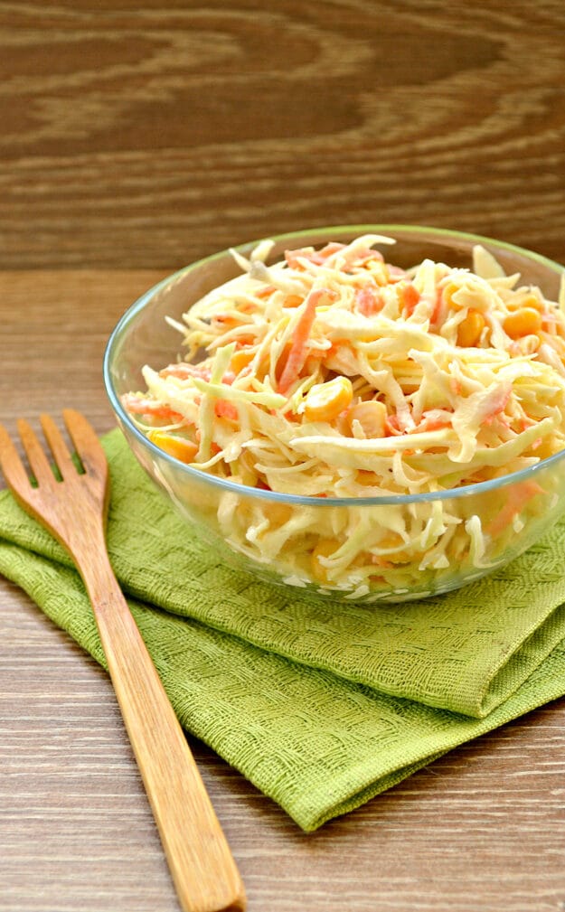 Капустный салат с кукурузой и пикантной заправкой