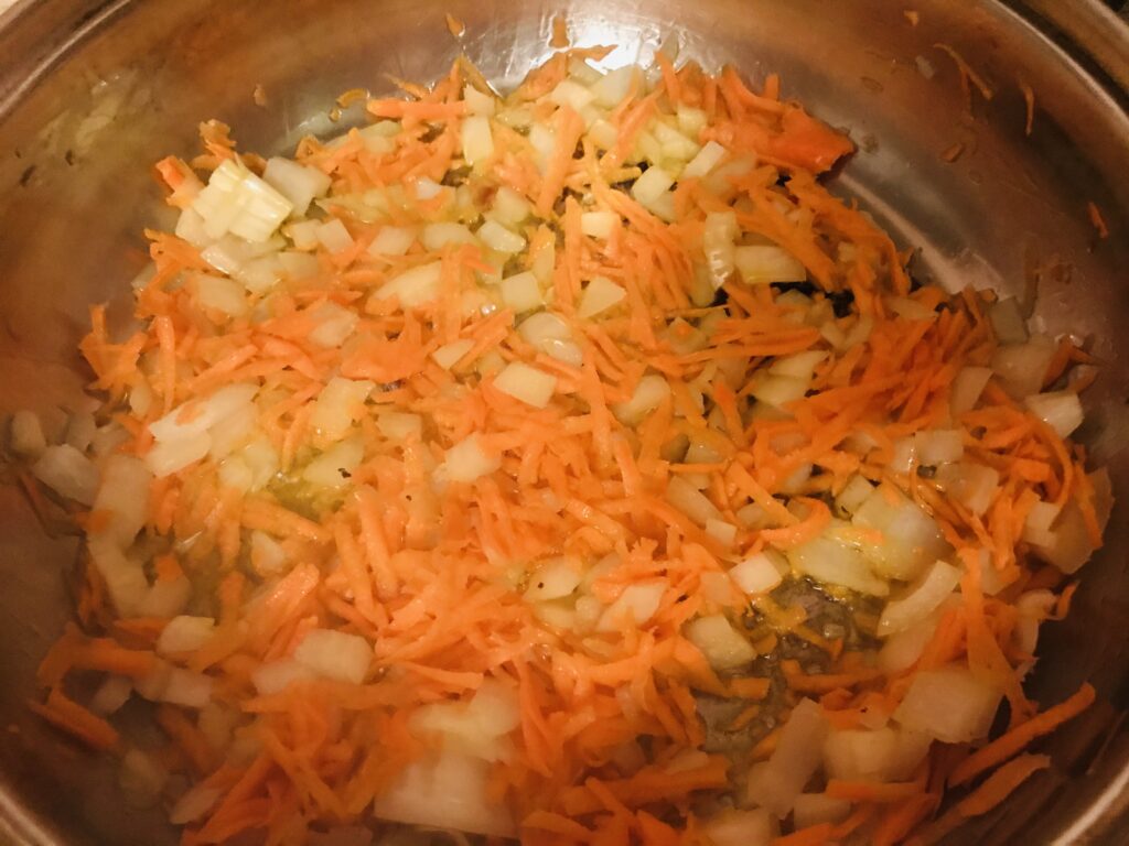 Фото рецепта - Суп из домашней курицы с макаронами - шаг 2