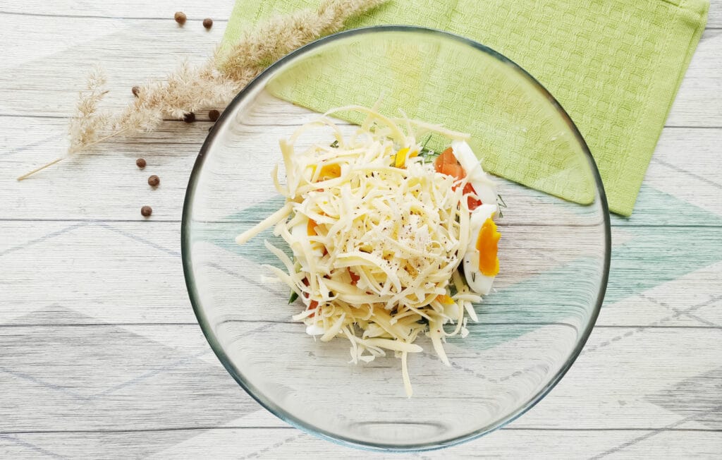 Фото рецепта - Салат с консервированным тунцом и сыром - шаг 7