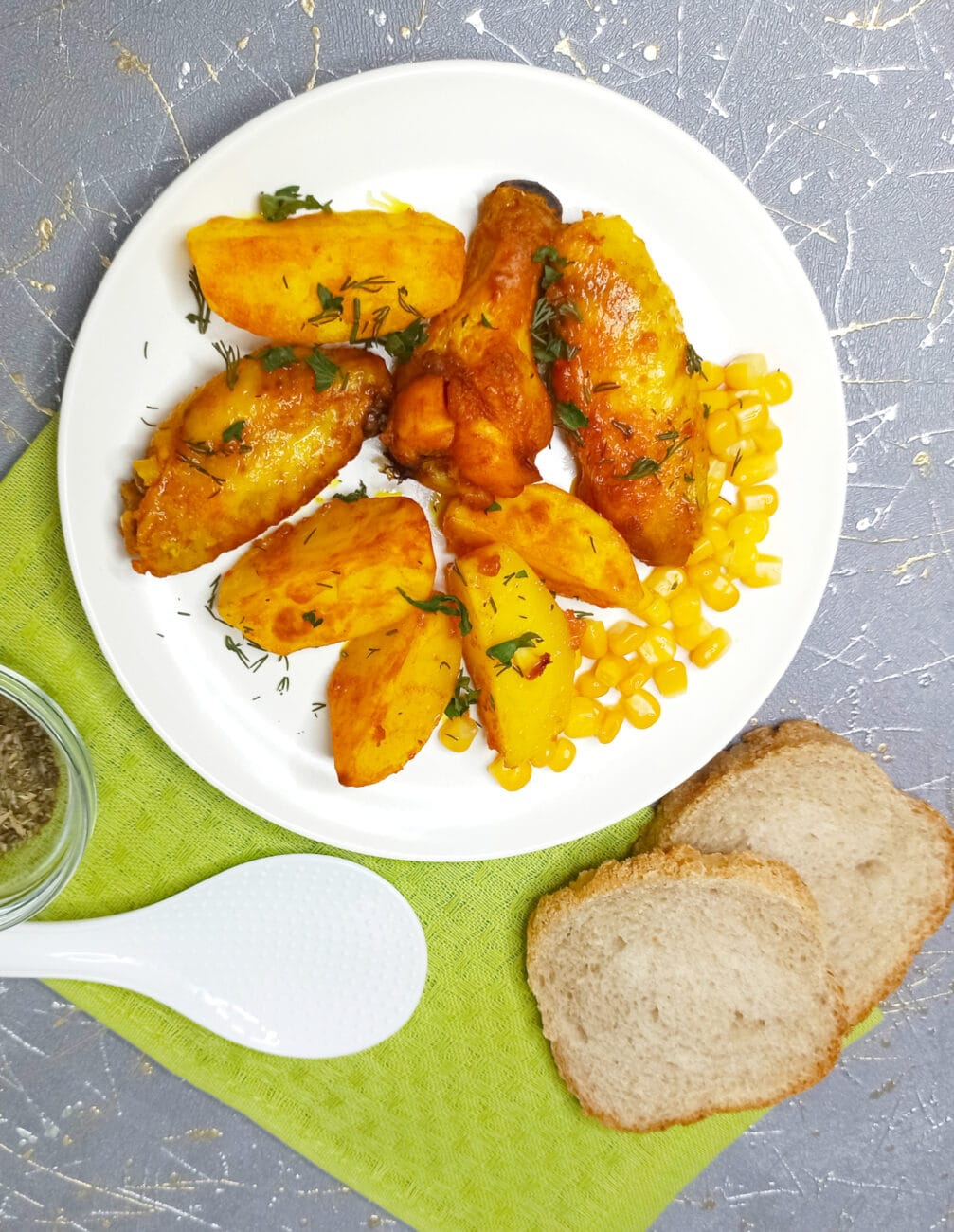 Куриные крылышки с картофелем в духовке