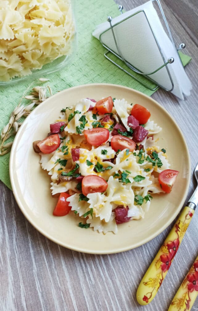 Макароны с грибами, колбасой и сыром на сковороде
