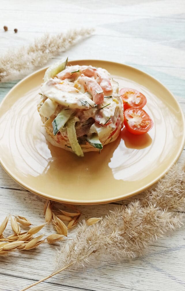 Салат с консервированным тунцом и сыром