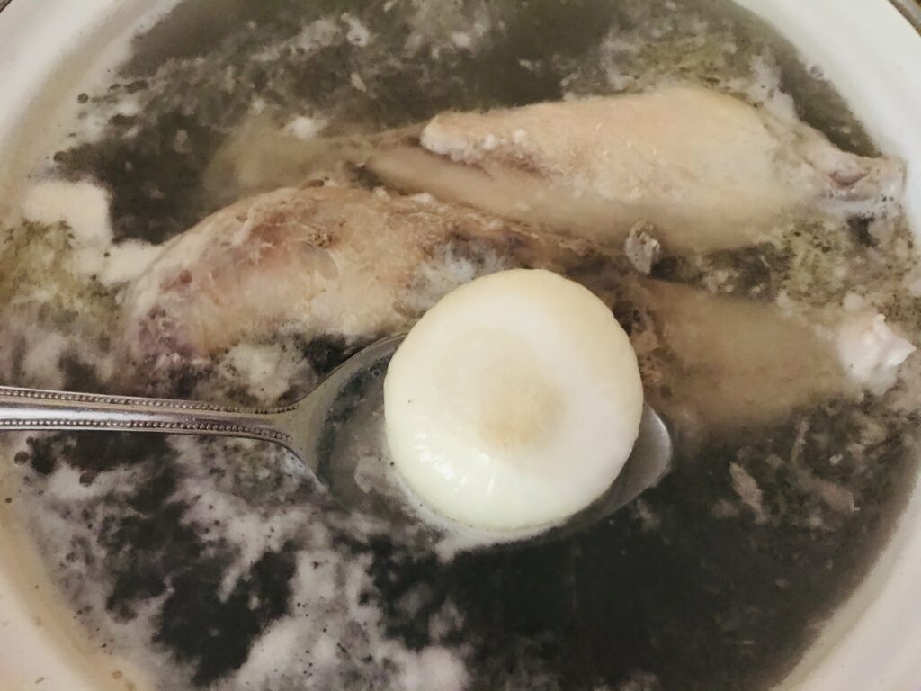 Фото рецепта - Суп из домашней курицы с макаронами - шаг 1