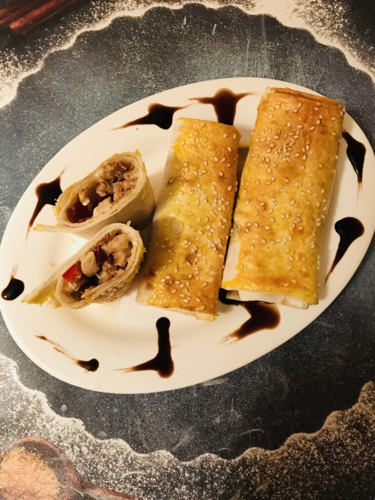 Мини-рулеты из лаваша и курицы
