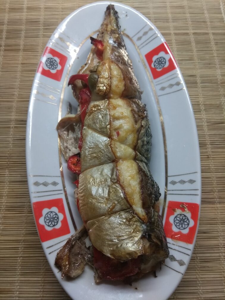 Скумбрия, фаршированная помидорами и болгарским перцем