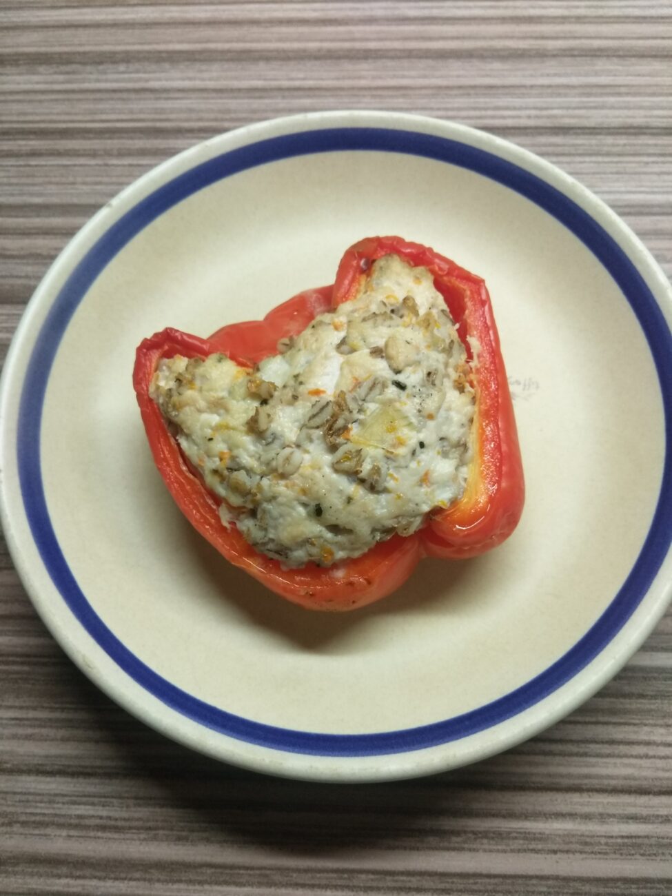 Перец, фаршированный перловкой и куриным фаршем