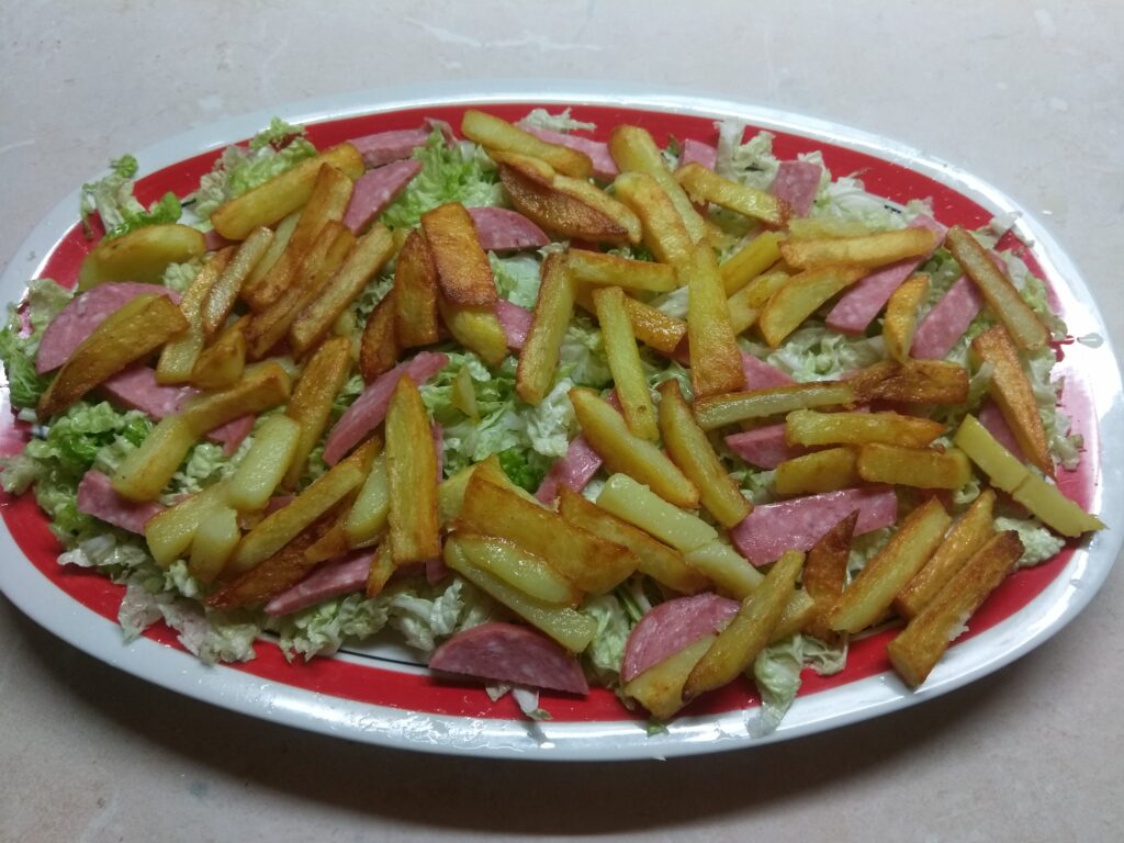 Фото рецепта - Салат с капустой, салями и жаренной картошкой - шаг 3