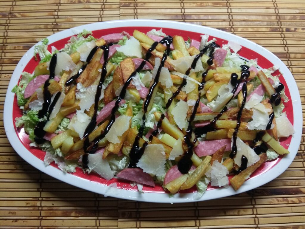 Фото рецепта - Салат с капустой, салями и жаренной картошкой - шаг 5