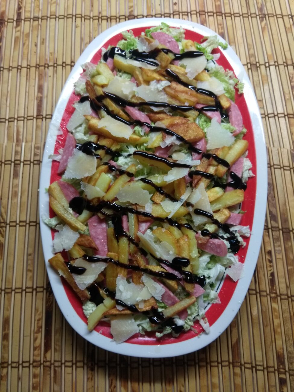 Салат с капустой, салями и жаренной картошкой