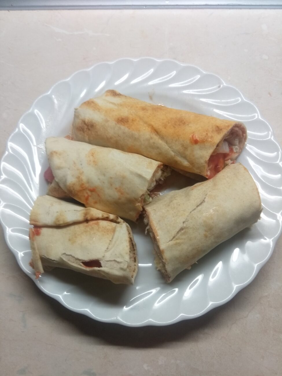 Пита с мортаделлой, капустой, помидорами и пармезаном