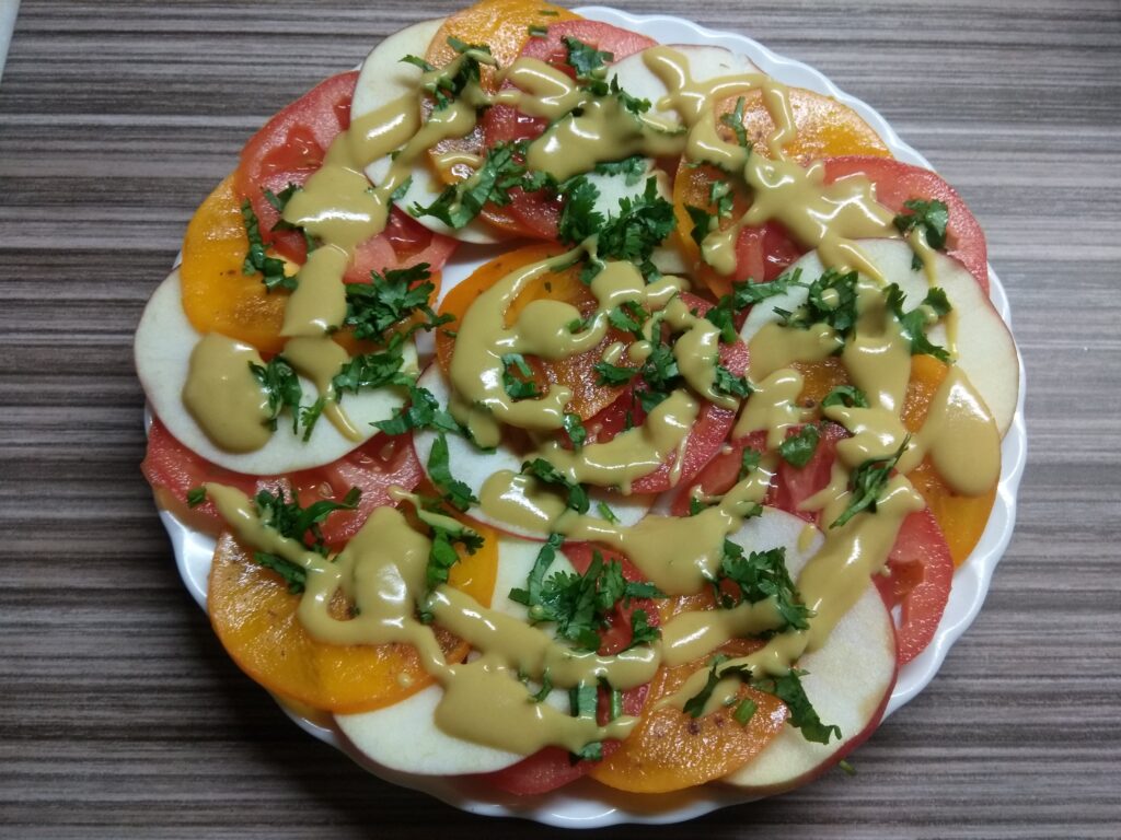 Фото рецепта - Салат с хурмой, яблоками и помидорами - шаг 6