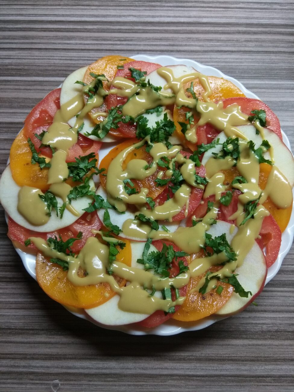Салат с хурмой, яблоками и помидорами