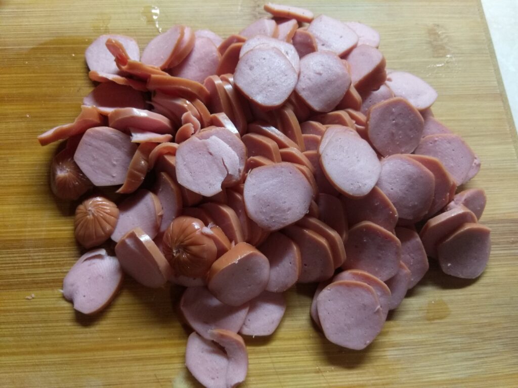 Фото рецепта - Киш с сосисками, яблоками и помидорами - шаг 2
