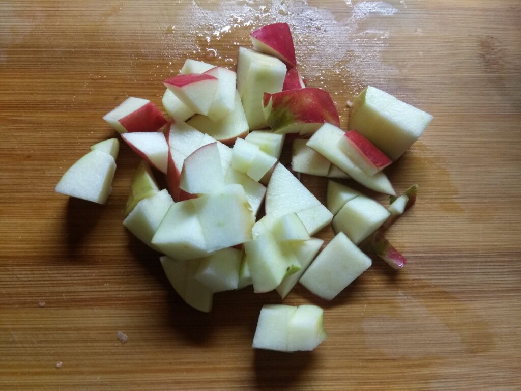 Фото рецепта - Киш с сосисками, яблоками и помидорами - шаг 4