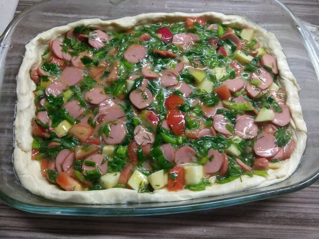 Фото рецепта - Киш с сосисками, яблоками и помидорами - шаг 7