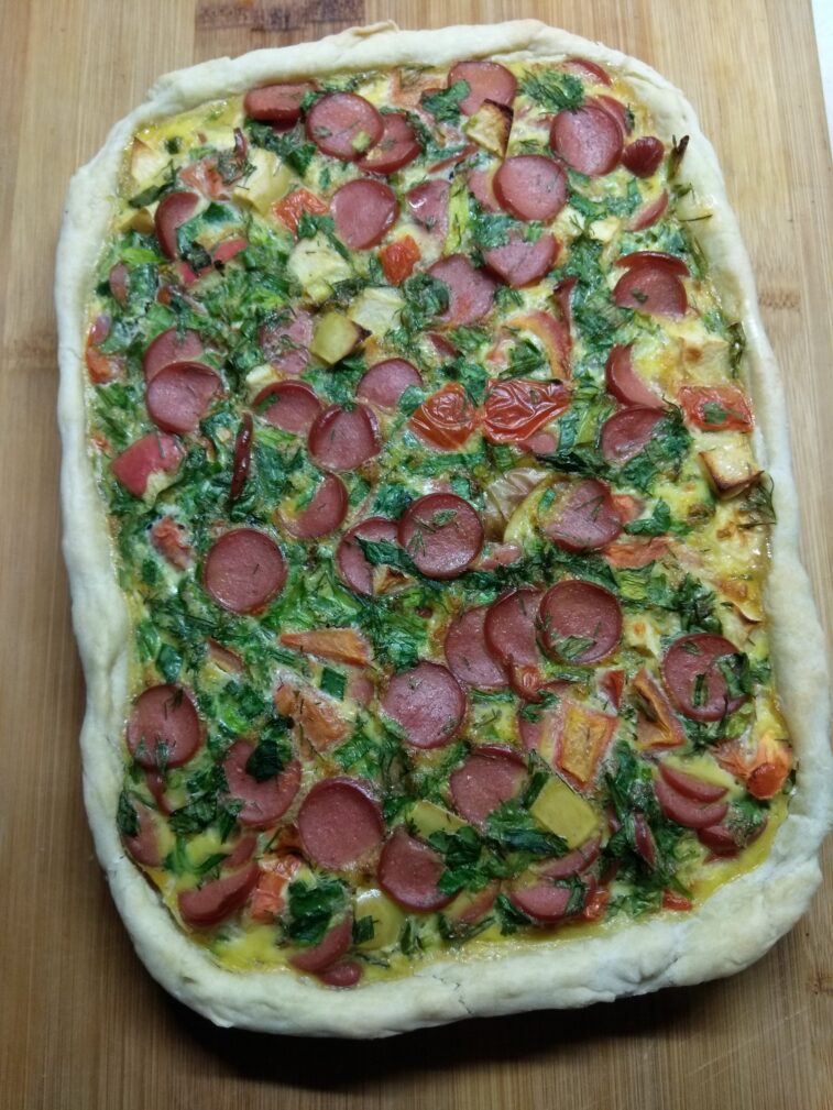 Киш с сосисками, яблоками и помидорами