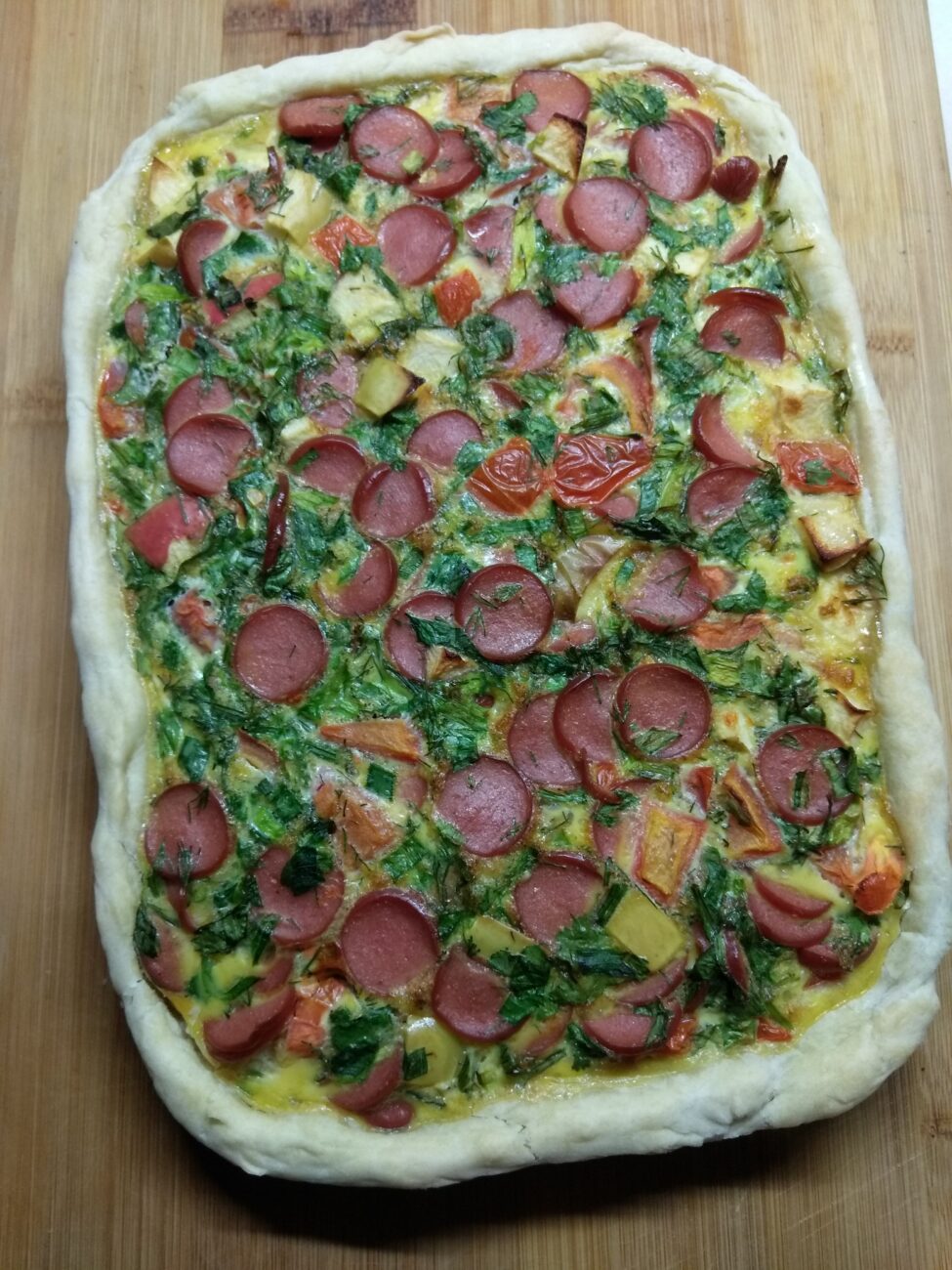 Киш с сосисками, яблоками и помидорами