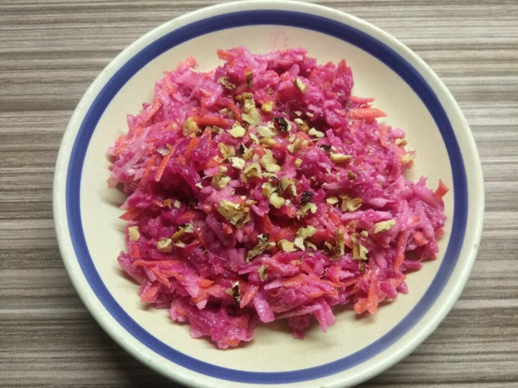 Фото рецепта - Свекольный салат с яблоками и морковью - шаг 5