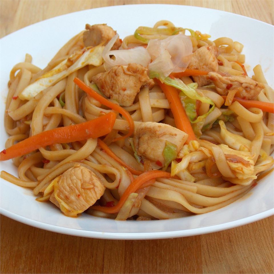Лапша Якисоба с кусочками курицы и овощами