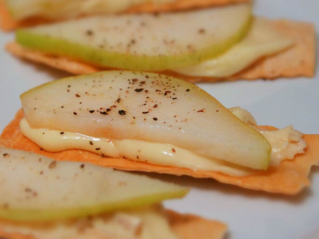 Закуска с сыром и грушей на крекерах