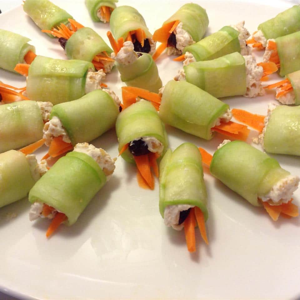 Мини-роллы из огурца с сыром и морковкой