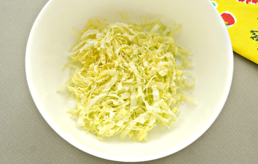 Фото рецепта - Салат с курицей, пекинской капустой и кукурузой - шаг 1