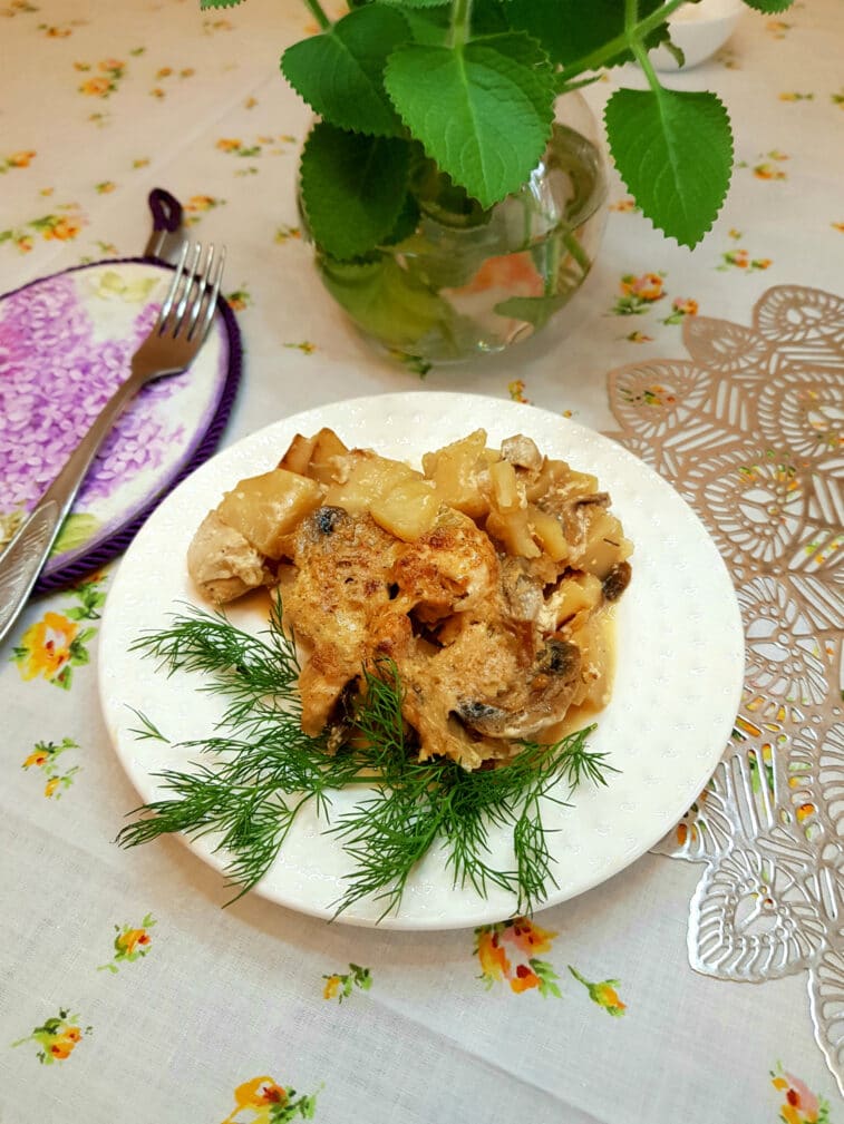 Картофель с шампиньонами и куриной грудкой в сливочном соусе