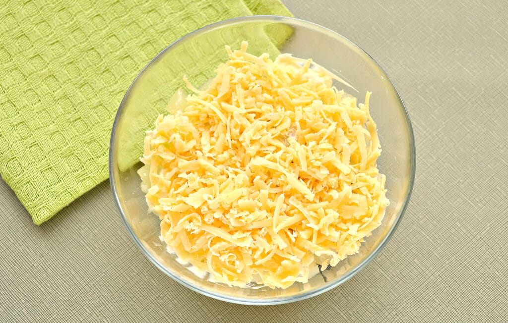 Фото рецепта - Слоеный салат с курицей и черносливом - шаг 4