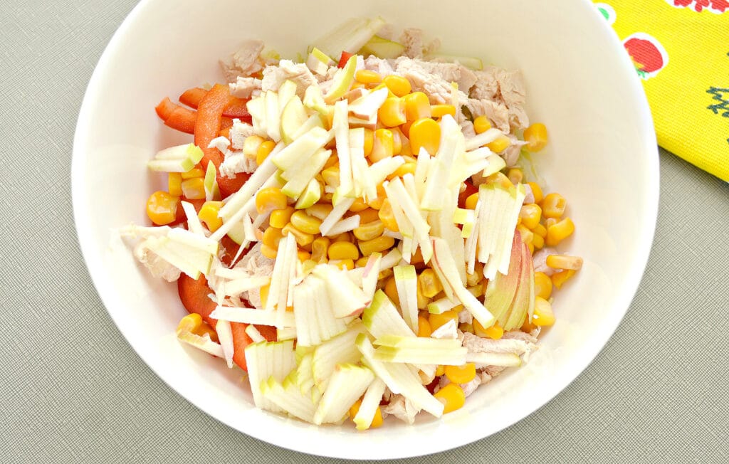 Фото рецепта - Салат с курицей, пекинской капустой и кукурузой - шаг 5